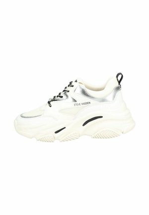 Sneaker bianco con suola chunky, dettagli in argento e lacci neri. Presenta pannelli in rete e una suola in gomma testurizzata per la presa.