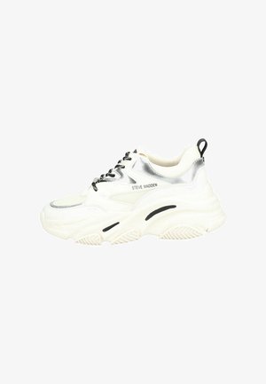 Bílé tenisky s masivní podrážkou, stříbrnými akcenty a černými tkaničkami. Obsahují síťové panely a texturovanou gumovou podrážku pro lepší přilnavost.