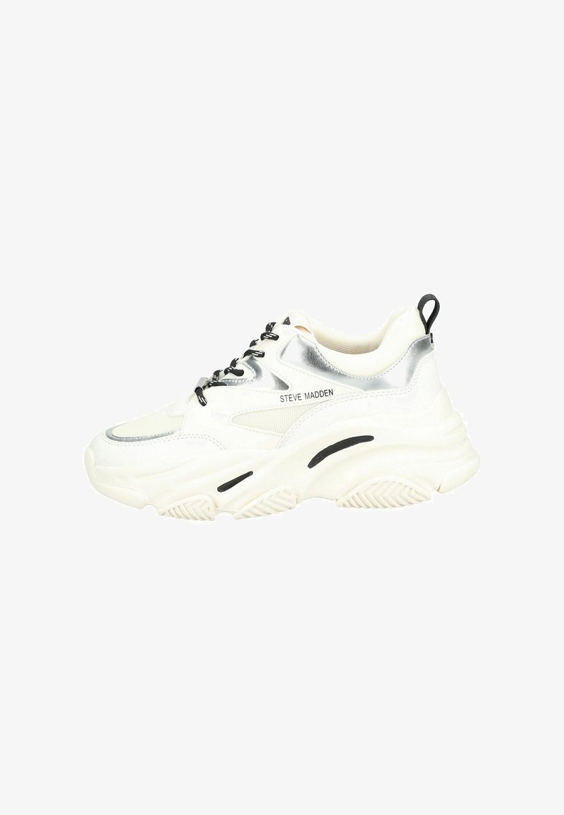 Białe sneakersy z masywną podeszwą, srebrnymi akcentami i czarnymi sznurowadłami. Posiadają siateczkowe wstawki oraz teksturowaną gumową podeszwę dla lepszej przyczepności.