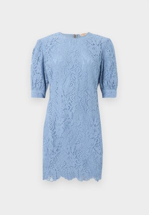 Φόρεμα κοντό με δαντέλα σε ανοιχτό γαλάζιο χρώμα, με λουλουδάτο σχέδιο, στρογγυλή λαιμόκοψη, φουσκωτά μανίκια και σκάλιστο τελείωμα.