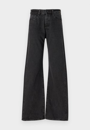 Jeans noirs à jambes larges en denim. Équipés d'une fermeture à bouton, de passants de ceinture et de deux poches avant. Texture subtile visible sur le tissu.