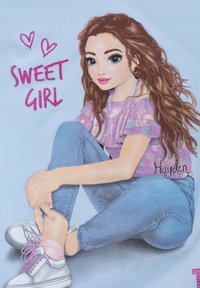 T-shirt grafico con un personaggio dai lunghi capelli castani mossi, che indossa un top floreale viola e jeans blu, con la scritta "Sweet Girl" sopra.