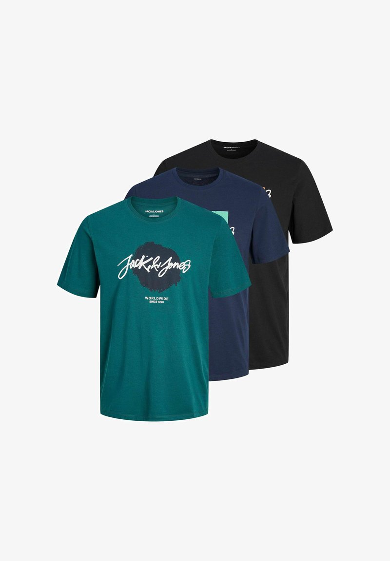 Drei Baumwoll-T-Shirts in Teal, Marineblau und Schwarz. Sie verfügen über runde Ausschnitte und auffällige Grafikdrucke auf den T-Shirts in Teal und Marineblau.