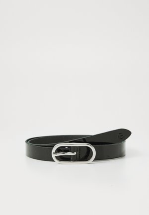 Ceinture en cuir verni noir avec une finition brillante, dotée d'une boucle en métal argenté de forme ovale et d'une texture lisse ; longueur ajustable avec un design simple.