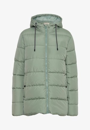 Chaqueta acolchada de color verde claro con capucha, que cuenta con una cremallera frontal, cordones de ajuste negros y bolsillos laterales con acentos negros.