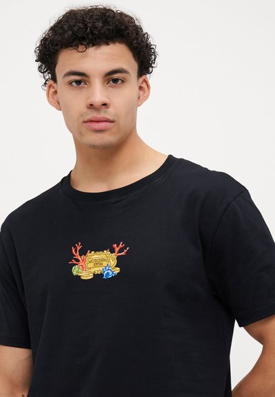 Schwarzes Baumwoll-T-Shirt mit einem bunten gestickten Design auf der Brust, featuring Korallen, Diamanten und dem Text "MOSCHINO SWIM". Rundhalsausschnitt.