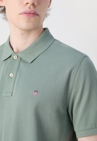 GANT REGULAR FIT - Polo marškinėliai - dry green