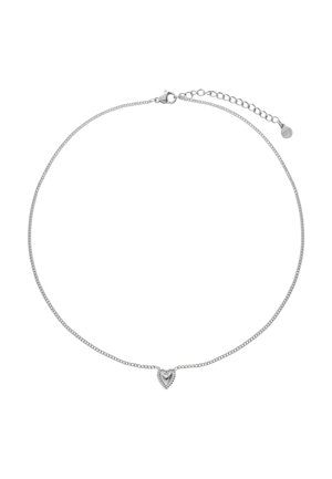 Collier en chaîne argentée avec un petit pendentif texturé en forme de cœur et un fermoir réglable sur fond blanc.