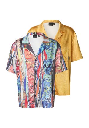 Dvě košile s krátkým rukávem na knoflíky, jedna s abstraktními multibarevnými vzory a druhá jednobarevná zlatá s jemným texturovaným vzorem, límcový styl.
