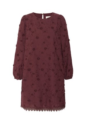 Bordeaux jurk met lange, puffed mouwen en bloemborduursels. Beschikt over een ronde hals en kantafwerking aan de zoom en de manchetten. Opening met sleuf aan de achterkant.