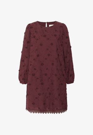 Robe bordeaux avec de longues manches bouffantes et broderies florales. Présente un col rond et un ourlet en dentelle aux bordures des manches et du bas. Ouverture en forme de clé au dos.