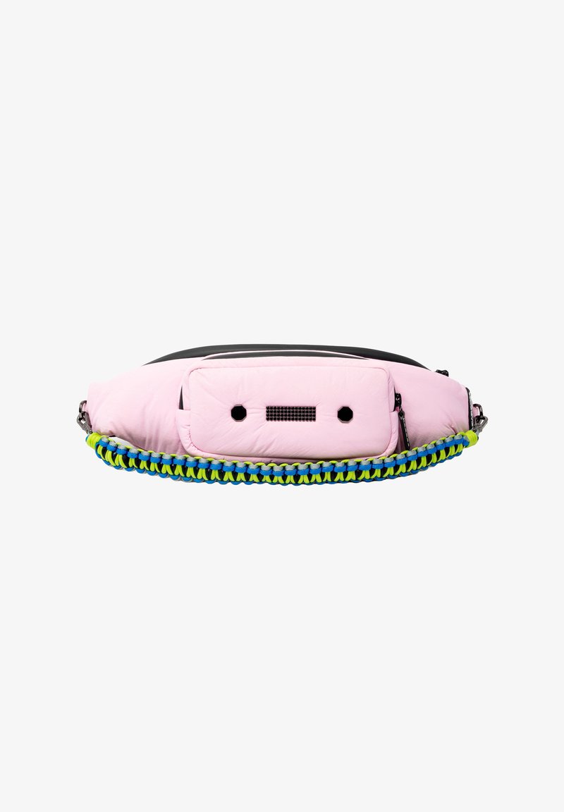Roze gewatteerde tas met een zwarte bovenkant, voorzien van een gestructureerde schouderband geweven met blauwe en groene accenten en een rechthoekige voorzijde met ventilatieopeningen.