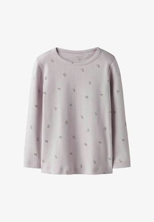 Camicia a maniche lunghe di colore viola chiaro con texture a coste e piccoli motivi floreali sparsi in morbidi colori pastello, scollatura rotonda e orlo dritto.