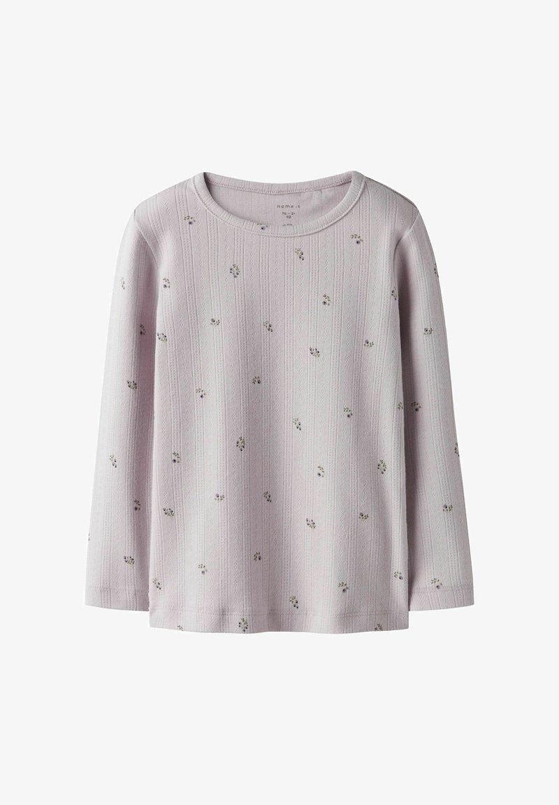 Lichtpaarse shirt met lange mouwen, ribbelstructuur en kleine verspreide bloemenprints in zachte pasteltinten, ronde halslijn en rechte zoom.