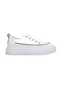 Białe niskie sneakersy z gładkiej skóry, z czarnym akcentem i grubą, teksturowaną gumową podeszwą. Okrągły czubek i sznurowane zapięcie.