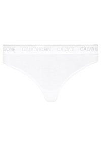 Witte katoenen thong met een zachte, elastische tailleband voorzien van de tekst "CALVIN KLEIN CK ONE" in grijs. Eenvoudig, minimalistisch ontwerp, gladde textuur.