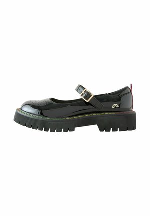 Chaussure Mary Jane en cuir verni noir, avec un bout arrondi, une bride à boucle, une semelle épaisse noire et une couture colorée le long du bord de la semelle.