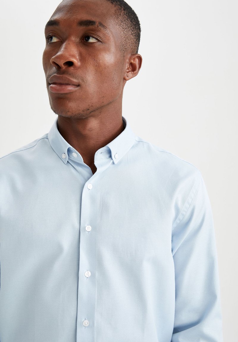 Herren Freizeithemden | DeFacto REGULAR FIT Hemd blue/hellblau - TO62813 Herren Freizeithemden | DeFacto REGULAR FIT Hemd blue/hellblau - TO62813