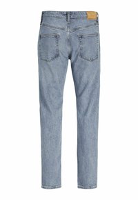 Svijetloplave traperice s ravnim nogavicama, koje imaju dva stražnja džepa, kontrastnu špagu i kožnu oznaku na struku.