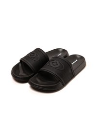 Schwarze Rutschsandalen mit strukturierten Riemen und einer glatten Sohle. Merkmale ein auffälliges Logo auf dem Riemen und eine gepolsterte Fußbett.