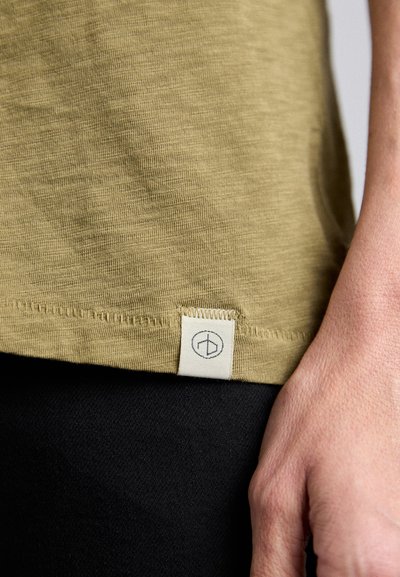 rag & bone THE SLUB VEE - Lihtne T-särk - military