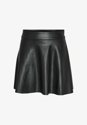 Mini falda skater de cuero sintético negro con cintura alta, forma acampanada y textura suave. Presenta un diseño sencillo sin piezas metálicas visibles.