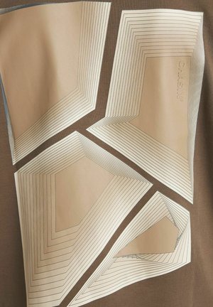 Tejido marrón que presenta formas geométricas superpuestas en un beige claro, contorneadas con líneas negras, creando un patrón texturizado y dimensional.