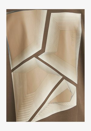 Smešani smeđi materijal s višeslojnim geometrijskim oblicima u svijetloj bež boji, obrubljenim crnim linijama, stvarajući teksturirani i dimenzionalni uzorak.