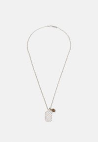 Colar de corrente prateada com um pendente retangular texturizado e um pequeno detalhe redondo. O pendente apresenta um padrão trançado.