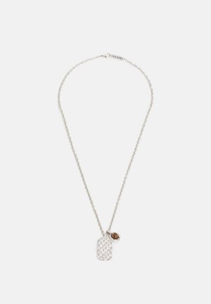 Colar de corrente prateada com um pendente retangular texturizado e um pequeno detalhe redondo. O pendente apresenta um padrão trançado.
