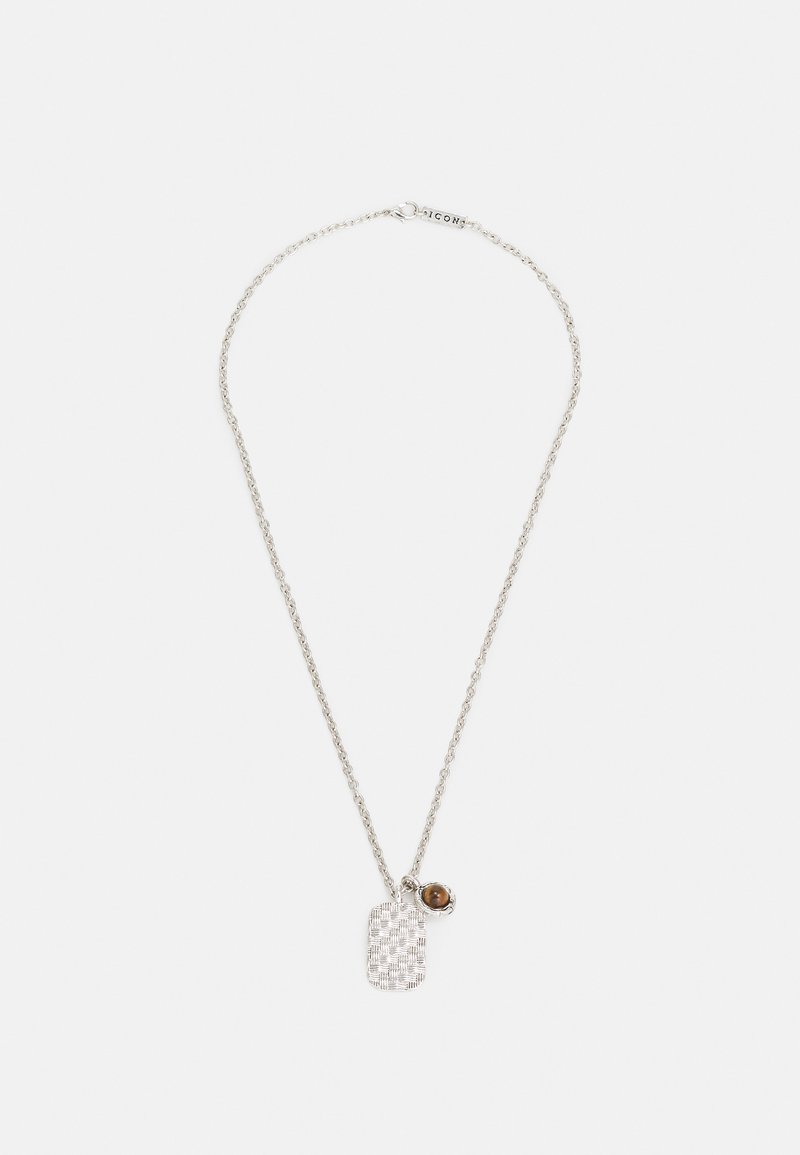 Colar de corrente prateada com um pendente retangular texturizado e um pequeno detalhe redondo. O pendente apresenta um padrão trançado.