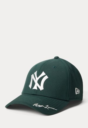 Sötétzöld baseballsapka fehér hímzett NY logóval és Ralph Lauren aláírásával, struktúrált formával és ívelt előrésszel.
