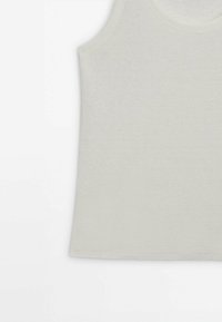 Canottiera grigia chiara realizzata in un tessuto morbido e traspirante. Presenta un design semplice senza maniche e un colletto rotondo con una texture liscia.