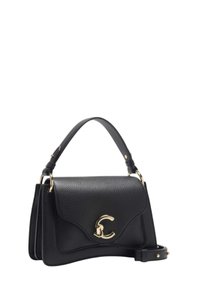 Sac à main en cuir noir avec une finition texturée, quincaillerie dorée et une fermeture à rabat incurvé arborant un logo emblématique. Comprend une bandoulière détachable.