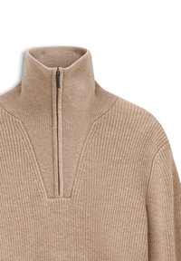 Beige Strickpullover mit halbem Reißverschluss und hohen Kragen, mit geripptem Muster und einer Mittelnaht am Hals. Weiches und leichtes Material.
