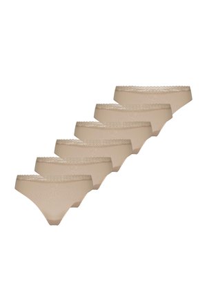 Six sous-vêtements beiges pour femmes avec bordure en dentelle disposés en diagonale sur un fond blanc.