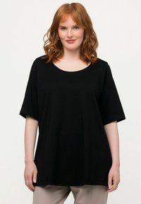 Schwarzes kurzärmliges Oberteil mit rundem Ausschnitt. Leichter Baumwollstoff mit lockerem Schnitt und glatter Textur. Keine sichtbaren Muster oder Akzente.