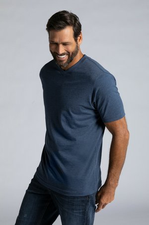 Marineblauwe kortärmige V-hals t-shirt gemaakt van zachte stof, met een ontspannen pasvorm en een gladde textuur. Gedirigeerd met donkere denim jeans.