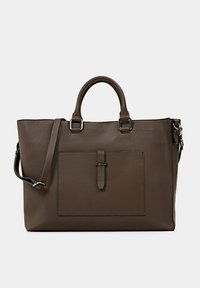 Brun strukturerad läderhandväska med dubbla ovandelshandtag, avtagbar axelrem och en framficka som är säkrad med en rem.