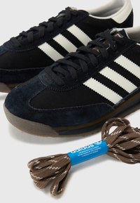 adidas Originals UNISEX - Sportbačiai - core black/off white/cargo brown