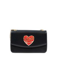Borsa a tracolla in pelle nera con catena dorata e emblema a forma di cuore rosso inciso con "Love Moschino" sulla patta frontale.