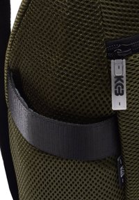 Bolsa de malla verde oliva con una correa negra, que cuenta con una cremallera y una etiqueta. Los detalles de la superficie texturizada destacan el diseño de la tela de malla.