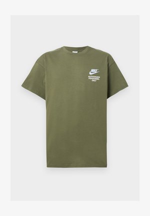 Tricou din bumbac de culoare verde măslin, cu mâneci scurte, guler rotund și text imprimat alb: "PERSONAL AUTORIZAT NIKE NUMAI" pe față.