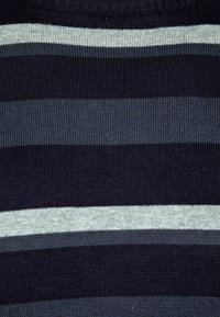 Sweter dziergany w poziome paski ciemnoniebieskie, szare i jasnoszare, z teksturowanym wykończeniem i okrągłym dekoltem.