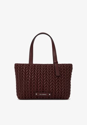 Maroon värvitud punutud kott, mis on valmistatud tekstureeritud materjalist, omades kahte käepidet ja metallist logo plaati esikul.