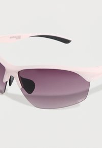 Ροζ και μαύρα γυαλιά ηλίου με κομψό σχεδιασμό, φακούς με αποχρώσεις του μοβ και υφή στα άκρα των βραχιόνων για καλύτερο κράτημα. Ελαφρύ πλαίσιο.