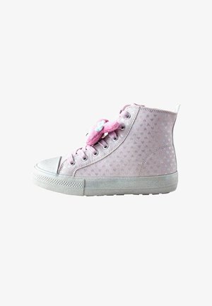 Høj-top sneakers i lyserødt ruskind med hjerte mønster, sølv detaljer og en blød pink snørebånd charm. Gummisål med tekstureret greb.