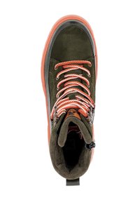 Botte de randonnée en daim olive avec des lacets orange vif. Caractéristiques : semelle en caoutchouc, col rembourré et œillets en métal. Doublure en velours côtelé visible à l'intérieur.