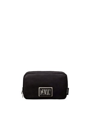 Neceser rectangular negro con cremallera, con una placa frontal etiquetada como "CALVIN" y una pequeña etiqueta lateral que dice "Calvin Klein."