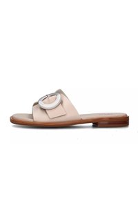 Sandali scivolati in pelle beige con punta aperta, dotati di una grande fibbia circolare in argento e una suola piatta in legno. Design semplice e dettagli minimi.